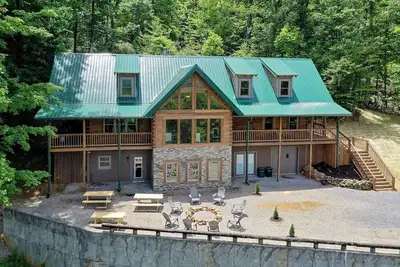 Image de This 5 bedroom 5 bath log cabin with spectacular views, secluded, & Hot-tub