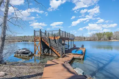 Image de Recently Renovated - 180-degree views, 2-story boathouse & Optional Boat Rentals
