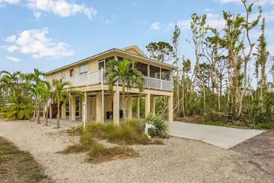 Image de 2/2 Privacy in Pine Island!