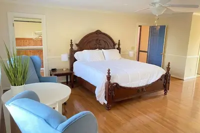 Image de The Franklin Estate - Suite A-Private Apt-King Bed