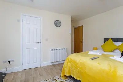 Image de Flat 1-Appartement-Salle de bain et douche-Vue sur Rue