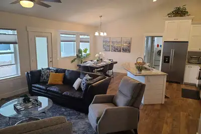 Image de Pristine & Fully Stocked Home, relax near outdoor adventures, airport & Slc