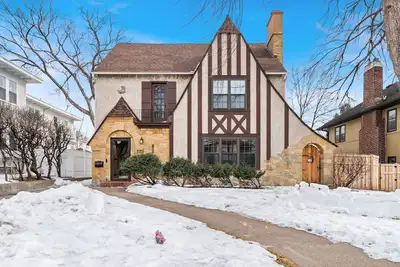 Image de Sophisticated Upstairs Flat in Tudor-Style Duplex