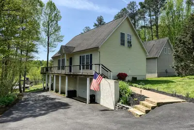 Image de Lakefront Gem W/ Private Hot Tub, Firepit, Large Deck, Game Room & Fast WiFi