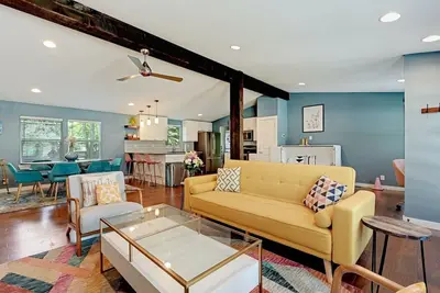 Image de Hot Tub, Yard - Mins to Downtown + East Atx Bars
