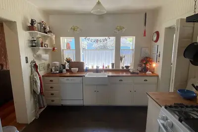 Image de Roomy and fabulous home in the heart of historic Downtown McCloud!