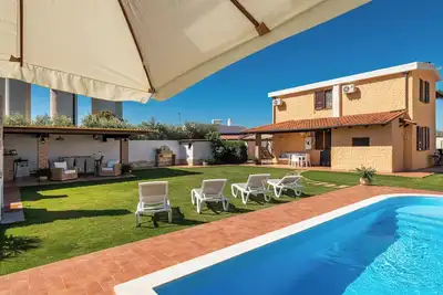 Image de Villa \"Gle Apt 1\" avec piscine, Wi-Fi, climatisation, terrasse et jardin