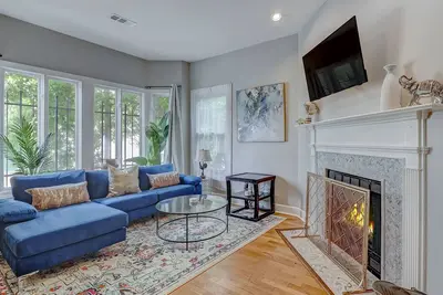 Image de Heated Pool Access, 2 blocks from Forsyth Park!