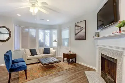 Image de Heated Pool Access, 2 blocks from Forsyth Park!