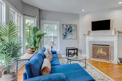 Image de Brand New Listing! Heated Pool Access! Estate Home 2 blocks from Forsyth Park!