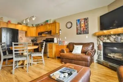 Image de 3-Story Condo / Mountain Views / Board Games