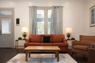 Image de Close to Dining and Airport - East Lake Update