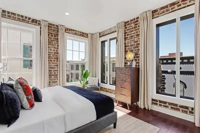 Image de Restored Condo | Downtown Nightlife
