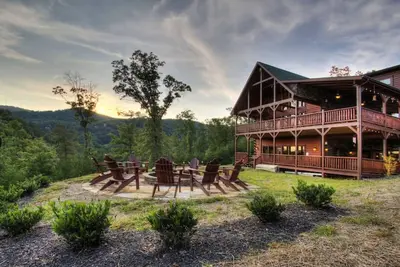 Image de Spring Dates Available! Gorgeous Cabin w/ Stunning Views & Top-Notch Amenities!