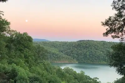 Image de Lake and Mountain Views
