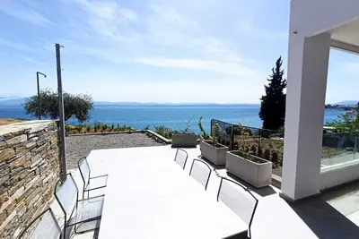 Image de Seafront villa with private beach 1hr from Athens - Mbh1