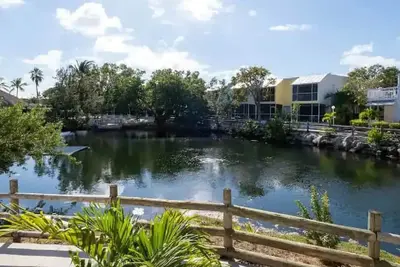 Image de Overlooking Saltwater Lagoon Free Kayaks Renovated