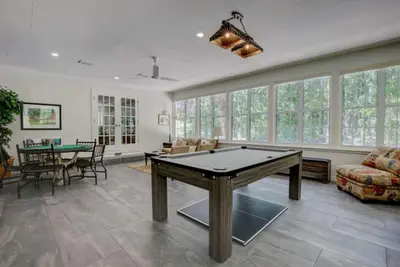 Image de Spacious & Fun Home with beautiful fenced yard, gazebo, game room +more!