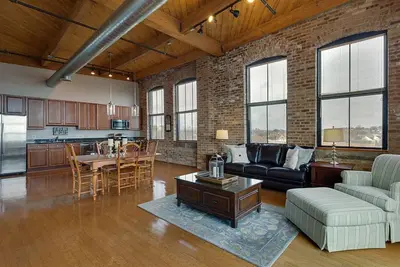 Image de Top Floor Condo, Amazing Views-walking Distance to Downtown!