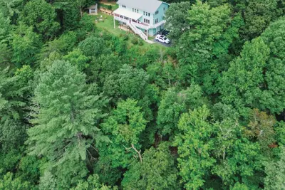 Image de Bear Creek-Mountain views, decks that surround, and 3 creeks to discover!