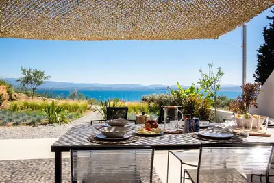 Seafront villa with private beach 1hr from Athens - Mbh2