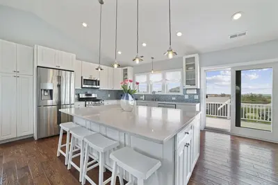 Image de Beautifully Renovated Beach House with Water Views-Minutes to local Beach