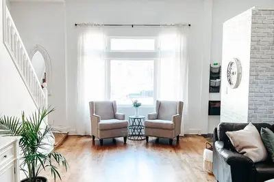 Image de Entire house 1 city block from Wrigley Field.