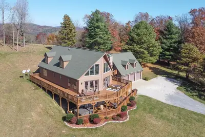 Image de Epic Mountain Views, Hot Tub and Privacy at Harvest Moon Lodge and Retreat!