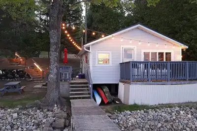 Image de 2 Waterfront Cottages on same property for 1 price