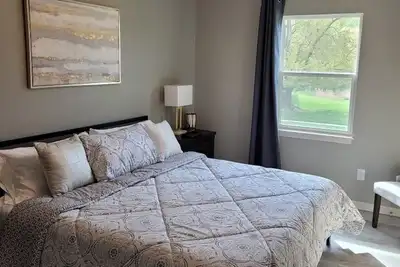 Image de Beautiful 3 Bed, 2 Bath, Sleeps 6, Full Kitchen. garage. Close to World cup!