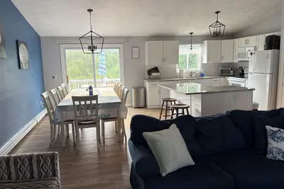 Image de 6 Bed Vacation Rental! Short walk to Beach-