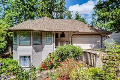 Image de 5 bedroom/2. 5 bath. Spacious Home in a Charming Neighborhood