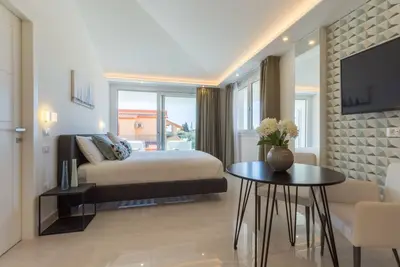 Appartement \"Residence Meridian Unità 7\" près de la plage avec vue sur les montagnes, piscine, clima