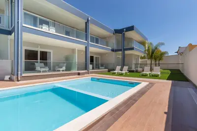 Image de Appartement \"Residence Meridian Unità 6\" près de la plage avec vue sur les montagnes, piscine