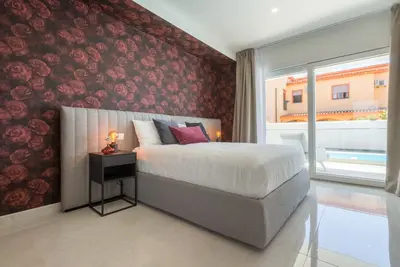 Studio \"Residence Meridian Unità 3\" Près de la plage avec vue montagne, piscine et Wi-Fi