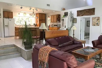 Image de Secluded Artistic Lake House in the North Florida Pine Forest