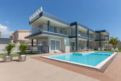 Image de Appartement \"Residence Meridian Unità 4\" près de la plage avec vue sur les montagnes, piscine, clima