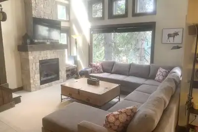 Image de Big White Ski-In/Ski-Out 5br Chalet – Walk to Village • Hot Tub • 2 Kitchens