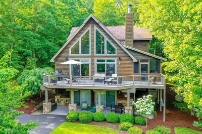 Image de Play-A-Way Chalet | Hot Tub, Fire Pit, Pool Access