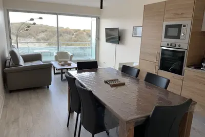 Image de Appartement rénové avec garage privé, balcon et vue mer
