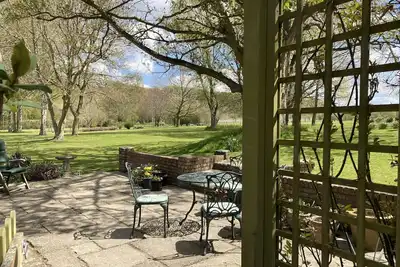 Image de Beautiful thatched barn. Rural and peaceful, glorious grounds.