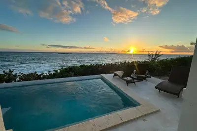 Beachfront Estate wHeated Pool Directly on Pink-Sand Double Bay Beach