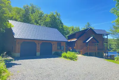 Image de Beautiful serene lake house sitting on 40 acres in North Muskoka