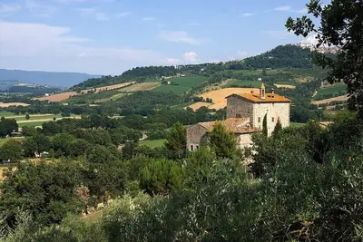 Image de Torre del 15° secolo con piscina e lussureggiante giardino, panorama su Todi