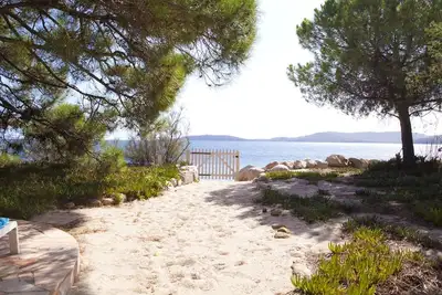 Image de Exceptional Situation: Sea View And Feet In The Water