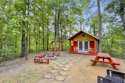 Image de ✨Mighty Sunrise✨ Cozy Cottage w/ Big Yard, Game Shed, Hot Tub, Firepit, 2mi Pkwy