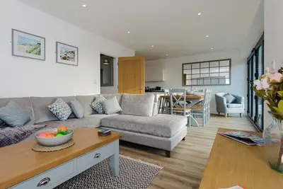 Image de A secluded scenic location with sea views and beaches for coastal walks or nearby country walks.