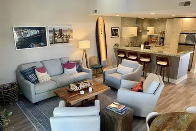 Image de 5 minute drive to Wb beach! Surf themed cozy 2 bedroom townhouse
