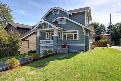 Image de Beautiful Craftsman with Off-street parking, Ev charger, Yard + Dogs Ok!