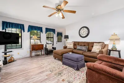 Image de Dog-friendly getaway with WiFi, gas fireplace, & washer/dryer